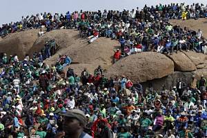 Stávkující horníci z jihoafrického dolu v roce 2012
