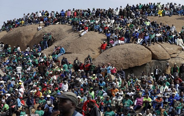 Stávkující horníci z jihoafrického dolu v roce 2012