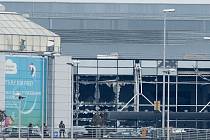 Poškozená budova letiště v Bruselu.