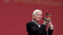 Americký herec Richard Gere převzal 3. července 2015 při slavnostním zahájení jubilejního 50. ročníku Mezinárodního filmového festivalu Karlovy Vary Křišťálový globus za mimořádný umělecký přínos světové kinematografii.