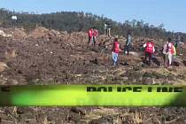 Záchranáři prohledávají trosky zříceného Boeingu Ethiopian Airlines.