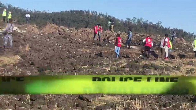 Záchranáři prohledávají trosky zříceného Boeingu Ethiopian Airlines.