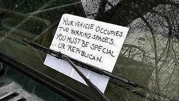 „Tvé vozidlo zabírá dvě parkovací místa. Buď jsi výjimečný... nebo republikán.“