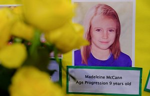 Obrázek Maddie, jak by mohla vypadat v devíti letech, umístěný v kostele v Rothley. Tam se v roce 2017 konala bohoslužba u příležitosti deseti let od chvíle, kdy se Madeleine McCann ztratila na dovolené v Praia da Luz v Portugalsku