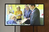 Miloš Zeman podepisuje svolání Sněmovny