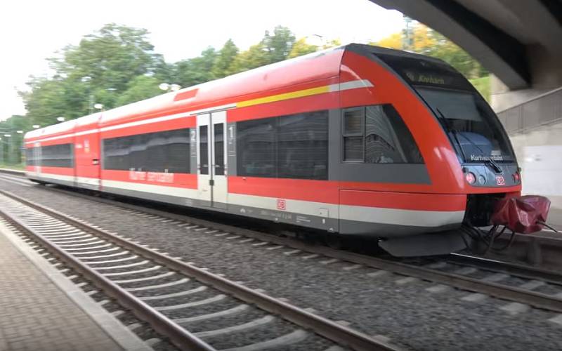 Vlak Stadler GTW v barvách DB Regio.