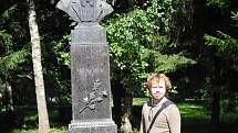 Viktor Dvořák u pomníku Čechova v Rusku