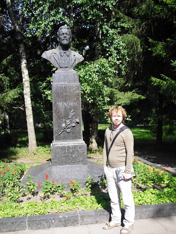 Viktor Dvořák u pomníku Čechova v Rusku
