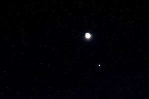 Letos už mohli lidé vidět na obloze vedle Měsíce i Venuši. Nyní se k ním přidá také Uran. Lidé ale budou potřebovat alespoň malý dalekohled.