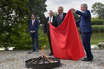 V Lumbeho zahradě v areálu Pražského hradu se konal 14. června brífing prezidenta Miloše Zemana (druhý zprava), při kterém prezident nechal spálit červené trenky s odkazem na skupinu Ztohoven, která je vyvěsila nad Pražským hradem na podzim roku 2015.