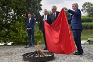 V Lumbeho zahradě v areálu Pražského hradu se konal 14. června brífing prezidenta Miloše Zemana (druhý zprava), při kterém prezident nechal spálit červené trenky s odkazem na skupinu Ztohoven, která je vyvěsila nad Pražským hradem na podzim roku 2015.
