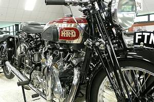 Motocykly britské značky Vincent se vyráběly přes třicet let. Na snímku je Vincent Rapide serie A z roku 1939
