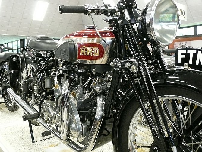 Motocykly britské značky Vincent se vyráběly přes třicet let. Na snímku je Vincent Rapide serie A z roku 1939