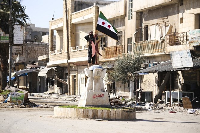 Tureckem podporovaní rebelové v syrském městě Sarákib v provincii Idlib.
