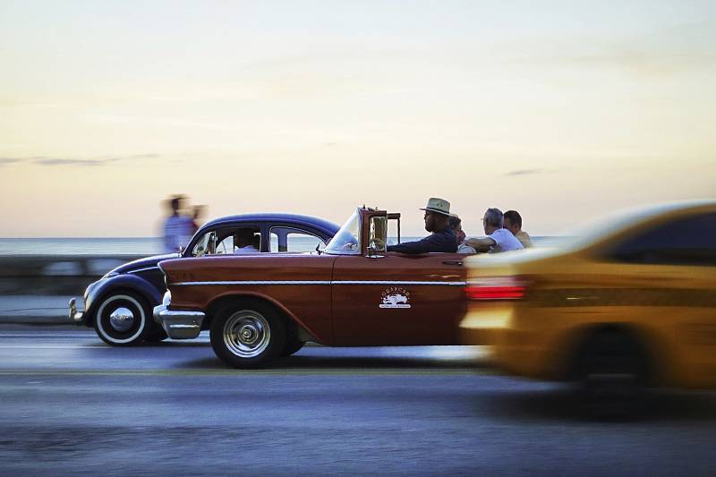 Setkání na legendární Havanské promenádě Malecón – Mexický, Americký a novodobý Čínský vůz.
