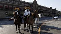 Lidé v Mexico City nosí roušky z obavy před nákazou. 