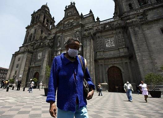 Lidé v Mexico City nosí roušky z obavy před nákazou. 