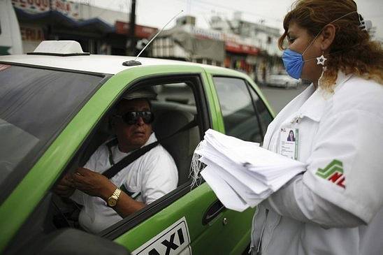 Lidé v Mexico City nosí roušky z obavy před nákazou. Teď je ještě zasáhlo zemětřesení. Ilustační foto.