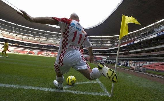 Zápas mezi týmy America a Tecos na stadiónu Azteca v Mexico City se hrál bez diváků. 