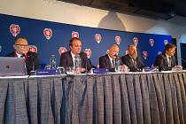 Nejvyšší vedení českého fotbalu: uprostřed šéf FAČRu Petr Fousek, vedle něj místopředsedové, zprava Jan Richter a zleva Jiří Šidliák