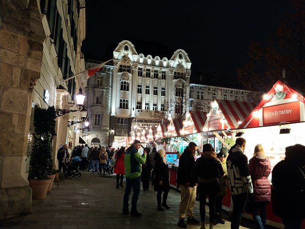Vánoční trhy na Hlavním náměstí v Bratislavě. Snímek z roku 2022.