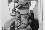 Mark Wayne Clark se 22. ledna 1944 dívá z lodi směrem k pobřeží, na předmostí poblíž italského Anzia