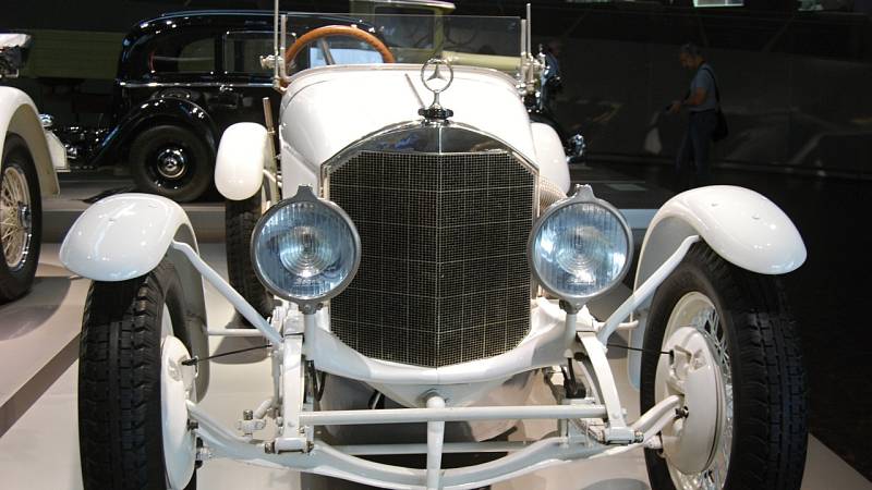 Mercedes 10 z roku 1923 již svojí maskou připomínal tvar používaný po celá následující desetiletí