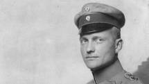 Letec Manfred von Richthofen, přezdívaný Rudý baron. Část války létal po boku svého mladšího bratra Lothara. Prohlašoval, že on je lovcem a Lothar střelcem.