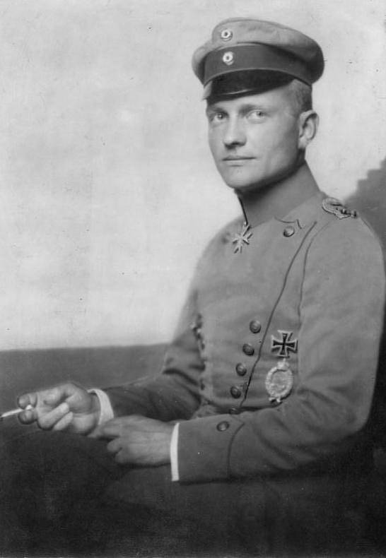 Letec Manfred von Richthofen, přezdívaný Rudý baron. Část války létal po boku svého mladšího bratra Lothara. Prohlašoval, že on je lovcem a Lothar střelcem.