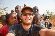 Děti v Gambii pomohly Tadeášovi s opravou defektu