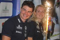 Michal Novák se s reprezentační kolegyní Kateřinou Janatovou smějí nad narozeninovým dortíkem