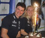 Michal Novák se s reprezentační kolegyní Kateřinou Janatovou smějí nad narozeninovým dortíkem