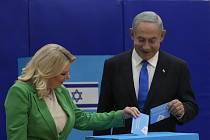 Bývalý izraelský premiér Benjamin Netanjahu se svou manželkou Sarou odevzdávají své hlasy během parlamentních voleb v Jeruzalémě 1. listopadu 2022.