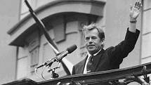 1990. Po volbě prezidenta ČSFR Václava Havla ve Vladislavském sále Pražského hradu. Havel mává z balkónu na třetím hradním nádvoří.