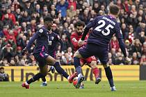 Fotbalista Liverpoolu Muhammad Salah (uprostřed) dává gól do sítě Bournemouthu v utkání anglické ligy