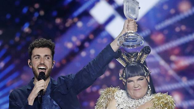 Nizozemský zpěvák Duncan Laurence s trofejí pro vítěze Eurovize