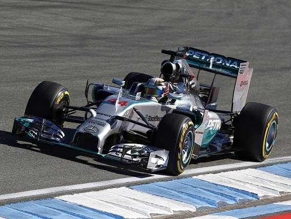 Lewis Hamilton při tréninku na Velkou cenu Německa. Byl nejrychlejší