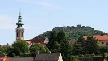 Pohled na zříceninu hradu Hainburg v Dolním Rakousku.