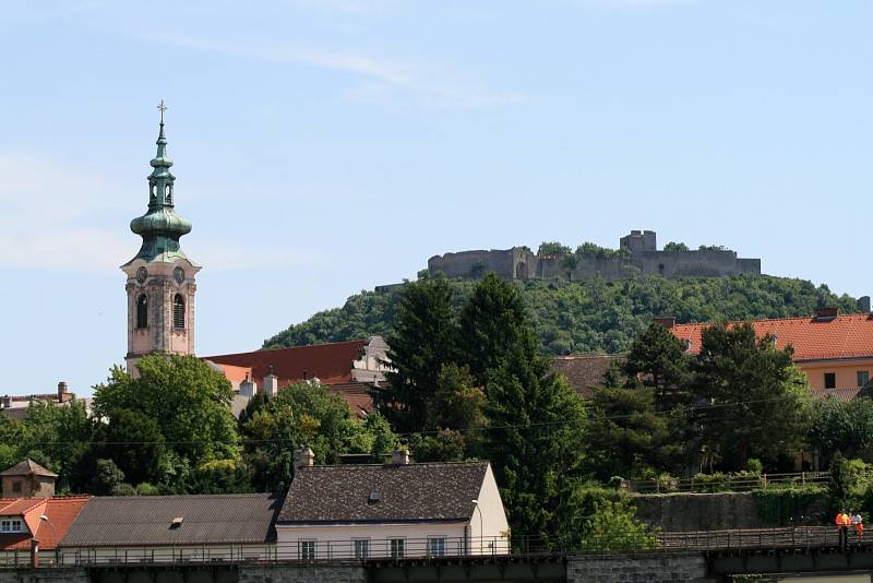 Pohled na zříceninu hradu Hainburg v Dolním Rakousku.