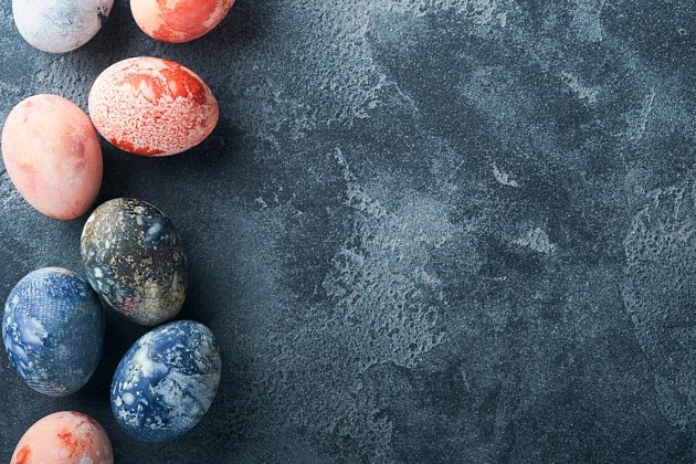 V obchodech je možné sehnat i speciální mramorovací barvy. Ne všechny jsou však vhodné na uvařená vajíčka, která se budou konzumovat.