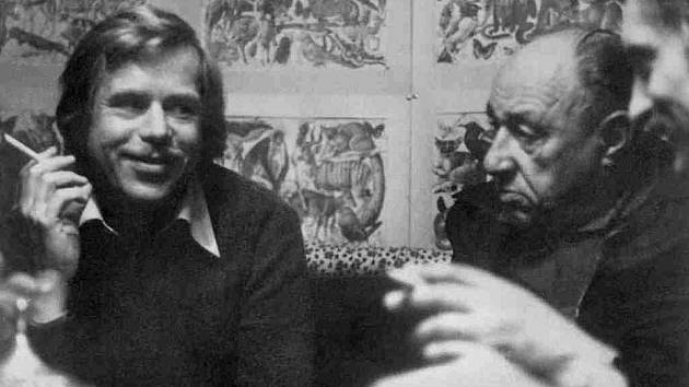 1978. Václav Havel a František Kriegel – dva významní signatáři Charty 77 na chalupě u spisovatele Pavla Kohouta.