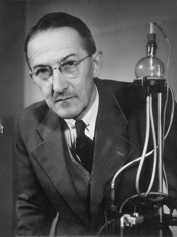 Polarografie se zrodila před 100 lety. Vědec Jaroslav Heyrovský objevil princip v únoru 1922. Nobelovu cenu získal až v roce 1959 po celkově osmnácti nominacích v průběhu let.