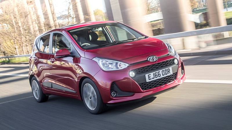 Hyundai i10 pohání litrový motor a má cenovku  229 990 Kč. Má klimatizaci, centrální zamykání s dálkovým ovládáním, ale rádio už ne