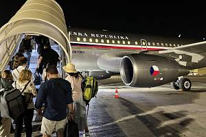 Evakuovaní Češi nastupují do vládního letadla, kterým přiletěl ministr Jan Lipavský.