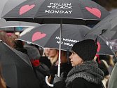 Stovky Polek oděných do černého dnes v několika polských městech, ale například i v Bruselu, vyšly do ulic, aby vyjádřily nesouhlas s možným zpřísněním již tak tvrdého potratového zákona. 