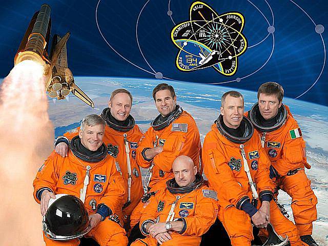 Mise STS-134, které se účastnilo šest astronautů. A. Feustel je druhý zprava.