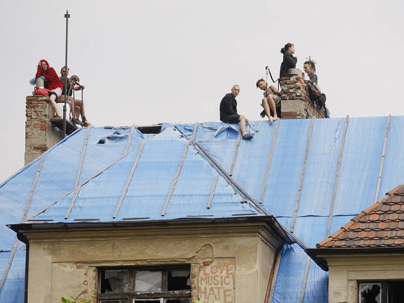 Asi 40 lidí obsadilo opuštěnou vilu Milada v Praze 8. Policie proti squatterům zasáhla.