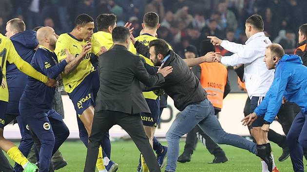 Fotbalisty Fenerbahce napadli fanoušci Trabzonsporu