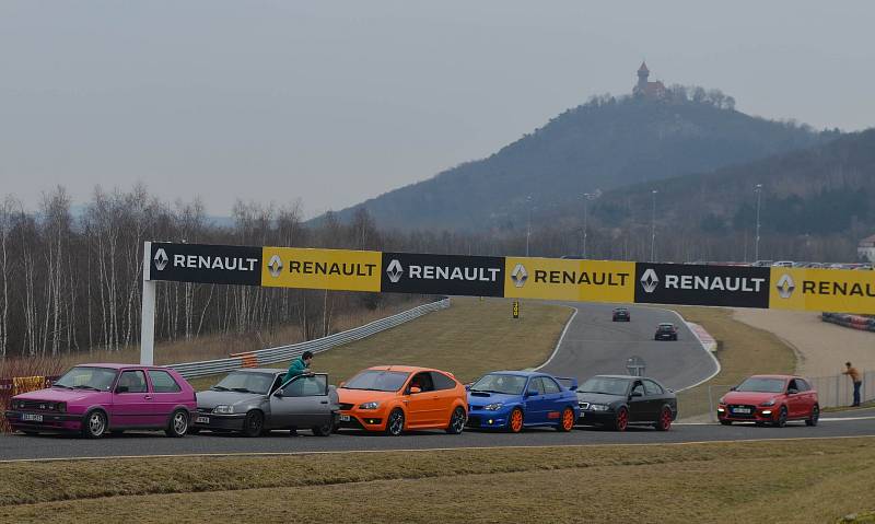 Na Autodromu Most se v seriálu jedou noční závody. Díky vítězství tu Luďan získá peníze na zaplacení dluhu a začíná se sbližovat se svým bráchou Dášou.