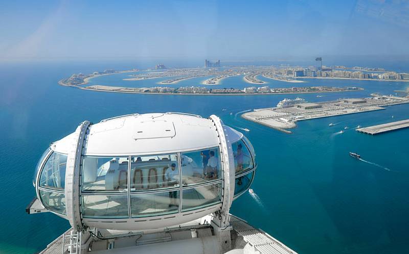 Nové vyhlídkové kolo v Dubaji, Ain Dubai, je největším svého druhu na světě. Nabízí tři druhy kabin. Do každé se vejde čtyřicet lidí. Jedno otočení kola a tedy jedna jízda, trvá 38 minut.